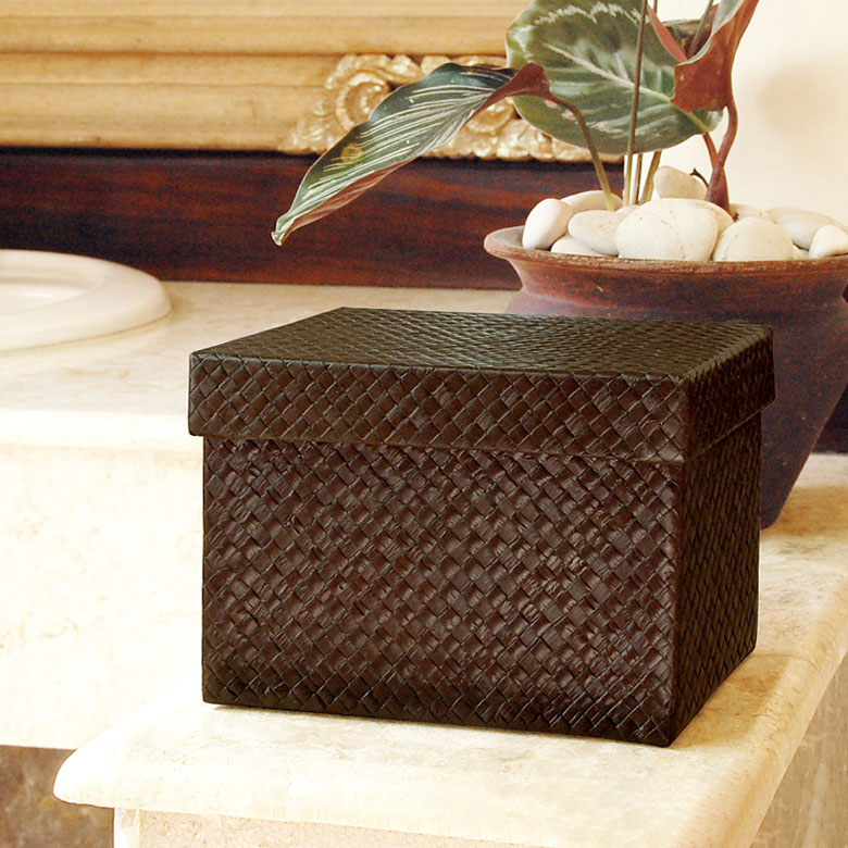 パンダンで編まれたフタ付き収納ボックス