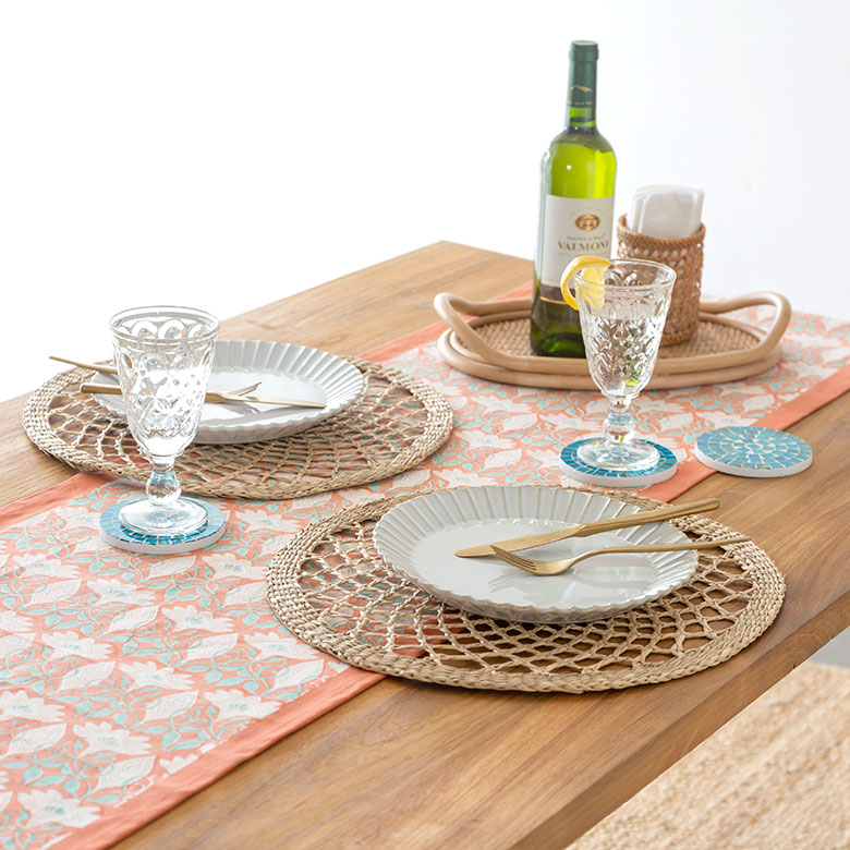 色鮮やかで透明感のあるガラスを貼り合わせたコースター。