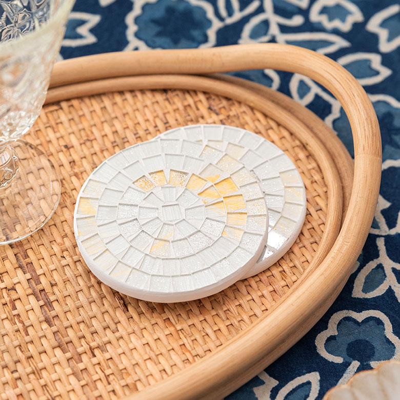 光があたるとキラキラと乱反射するハンドメイドのモザイクがテーブルをカラフルに。