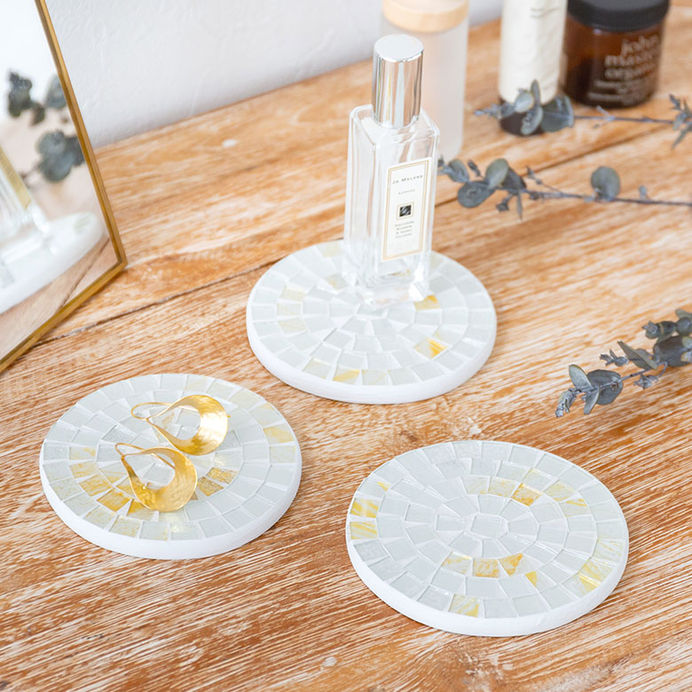 花瓶やアクセサリー、お気に入りの小物を置いてみても。