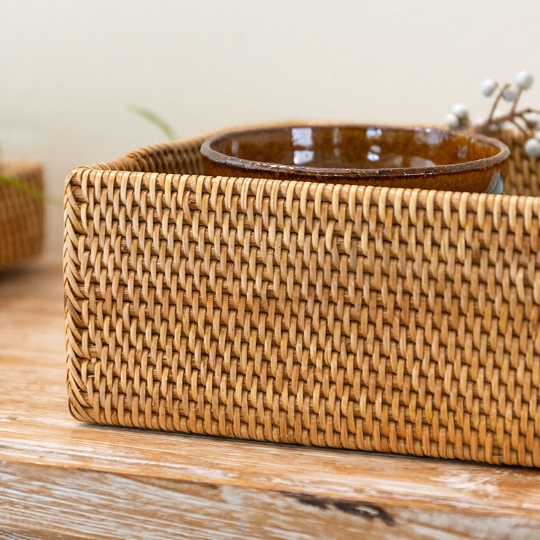 バリ島の職人が一つずつ丁寧に編み上げた、ラタンの正方形型のバスケット。