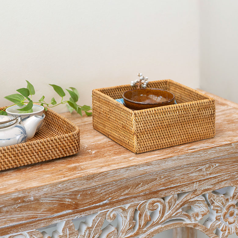 ラタンで編まれたスクエア型収納ボックス