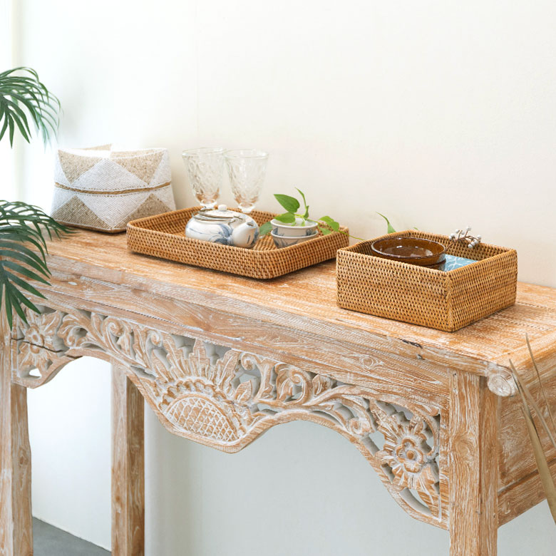 ナチュラルな天然の色合いを生かしながら、太さの違うラタンを上手く編み上げています。