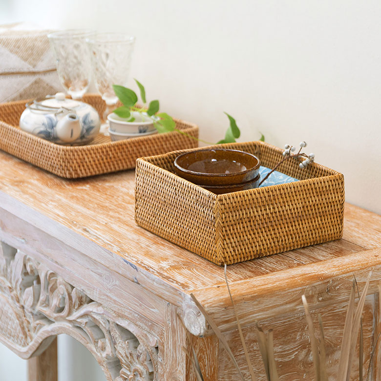 天然素材のラタンで作られたバスケットは太いラタンと細いラタンの編み目が美しく、ナチュラルな色合いが特徴です。