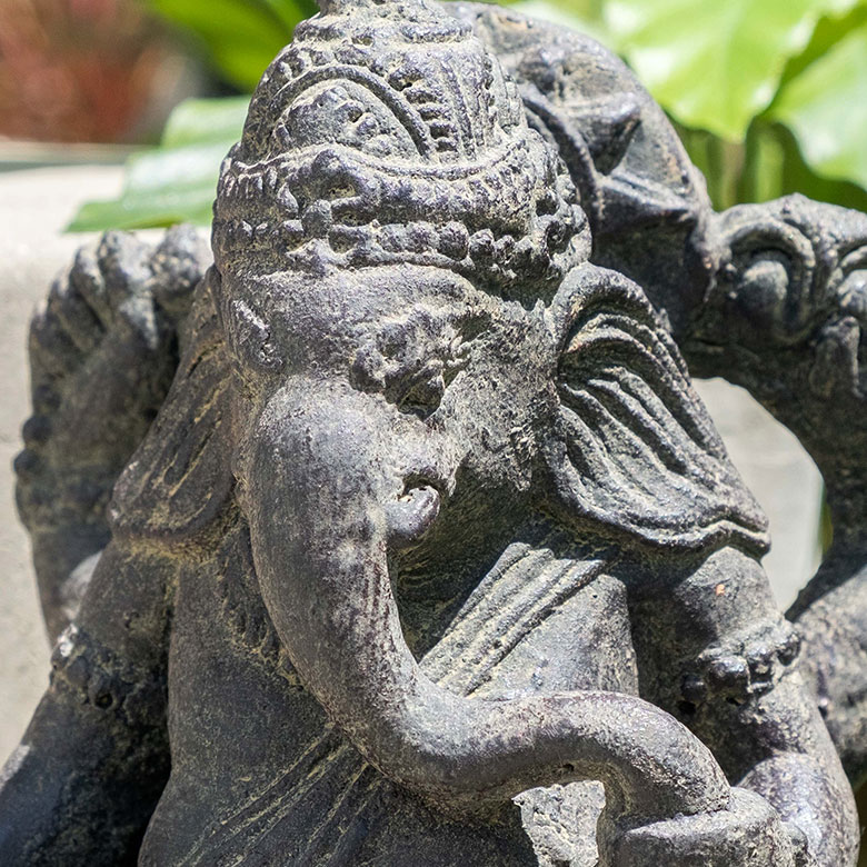 バリの職人の手作業で作られており、一体ごとに異なる表情やアンティーク調のブラウンが味わい深い仕上がりです。