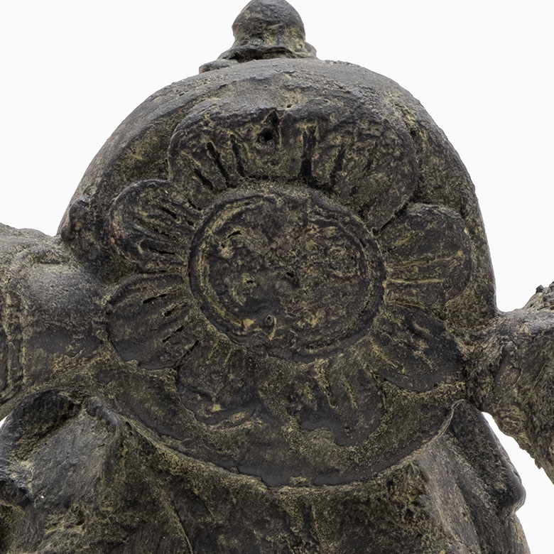 「裏面の背中にはバリ島の蓮の花をモチーフにした模様が彫られています。