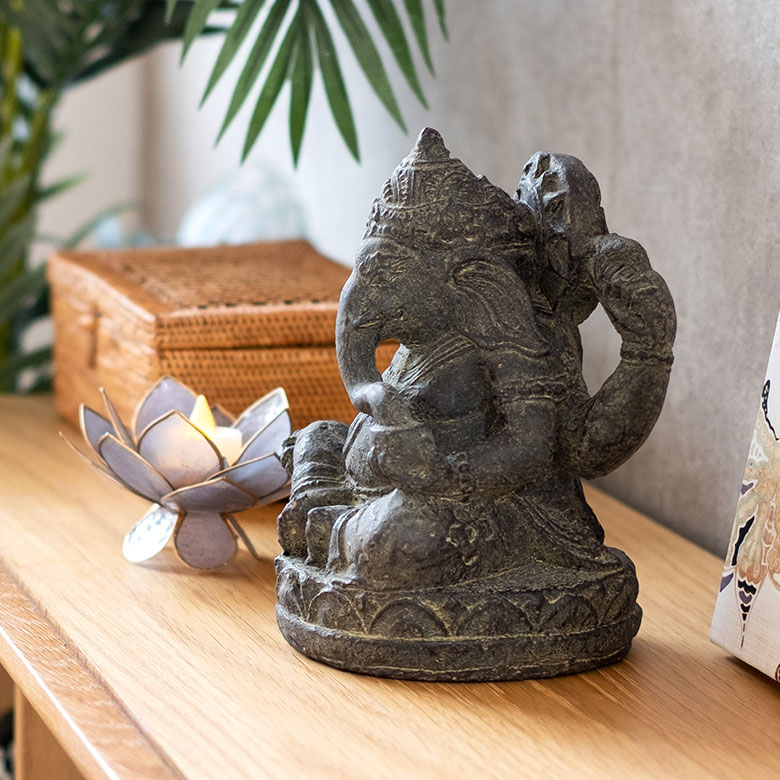 リビングや玄関などに置くと、重厚感と存在感を与えてくれます。