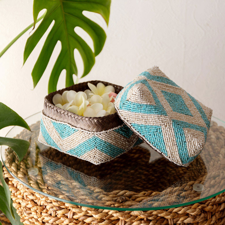 手作業で竹のスライスを編み、贅沢に底以外の全面をビーズでデコレーションした、華やかなアイテムです。