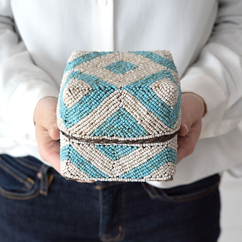 Sサイズは手に持つとこんな感じ。