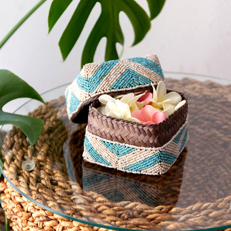 手作業で竹のスライスを編み、贅沢に底以外の全面をビーズでデコレーションした、華やかなアイテムです。