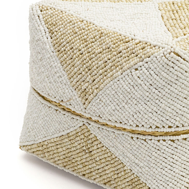 形がいびつだったり、色むらがあったり、ニュアンスのあるビーズが魅力的！