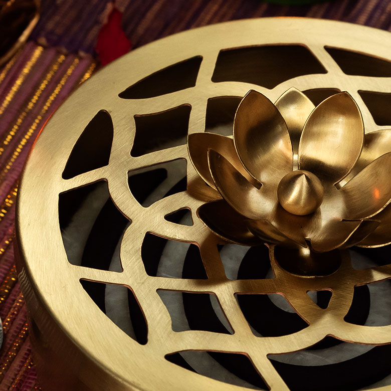 ロータスモチーフ透かし柄