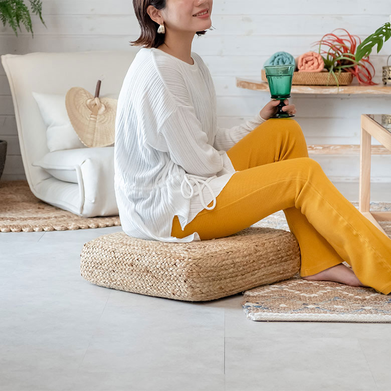 海外リゾートライクなインテリアを彷彿とさせる、ジュートのフロアクッション