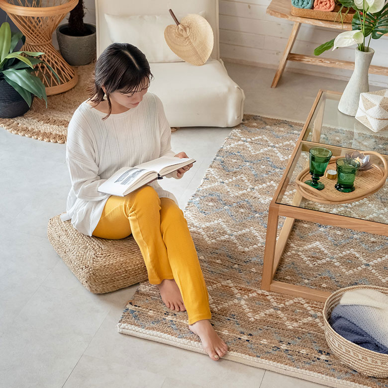 まるで座椅子のような厚み。高さ15cm。