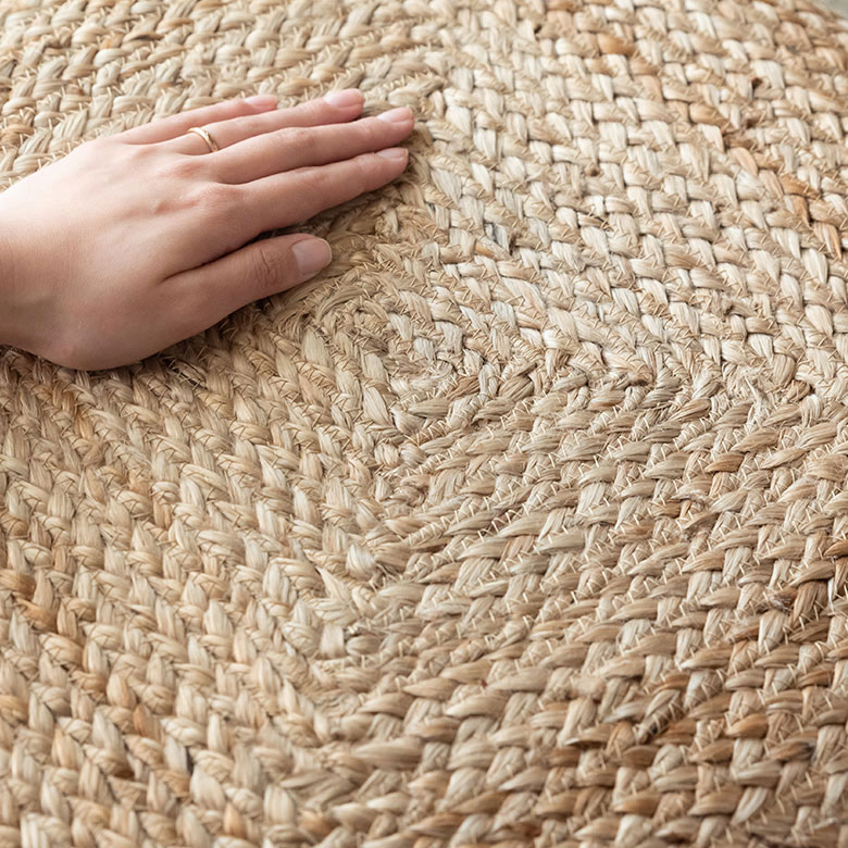 ソフトなジュートを使用、素材感たっぷりの美しい編み目