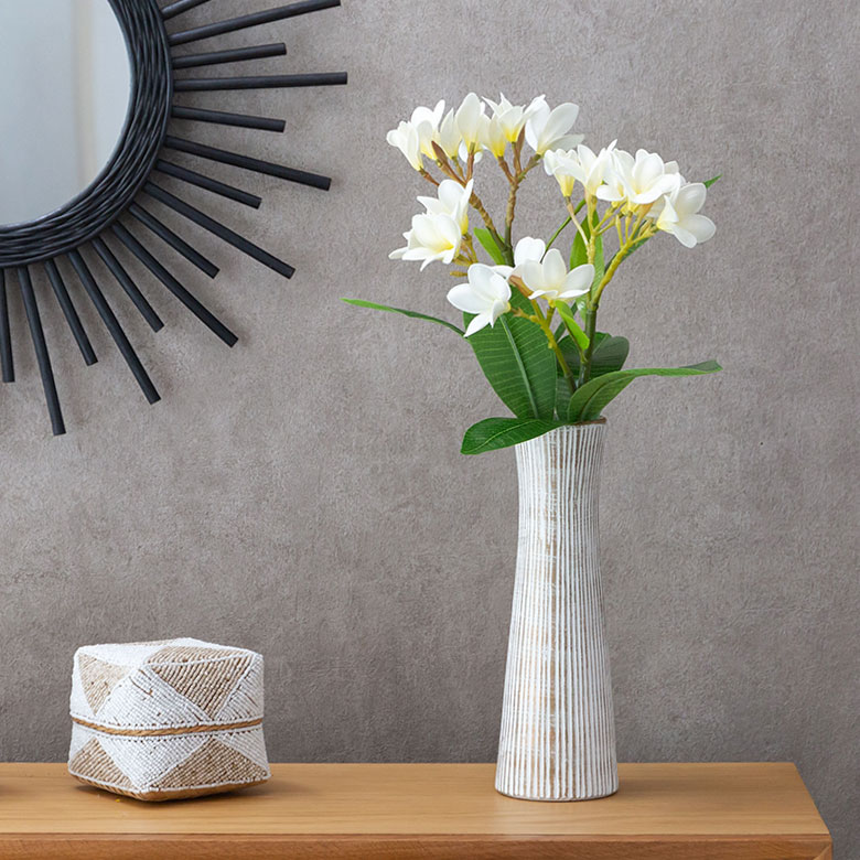 見ているだけで楽しく、可憐なリゾートインテリアに欠かせない南国の草花たち。