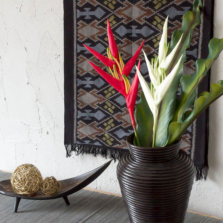 プシッタコルムは、赤・オレンジ・黄色・ピンクなどの濃密な色。