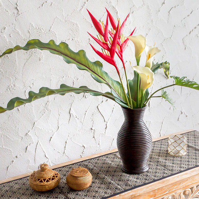 リゾートインテリアに欠かせない南国の草花たち。