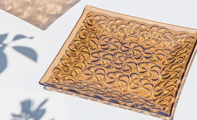 ハンドメイド。ガラスプレート。プルメリアの花柄。