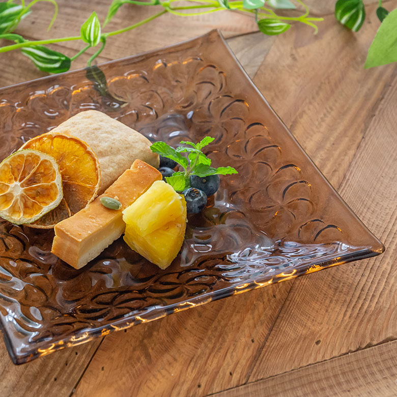 食べ物が美味しく映える色味。