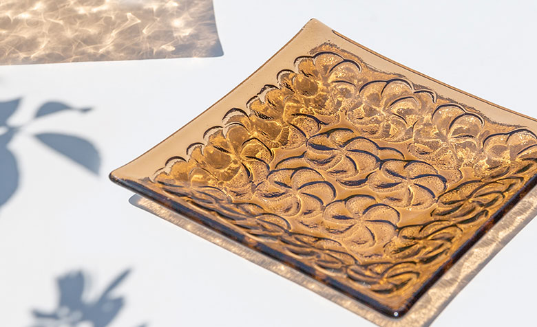 ハンドメイド。ガラスプレート。プルメリアの花柄。