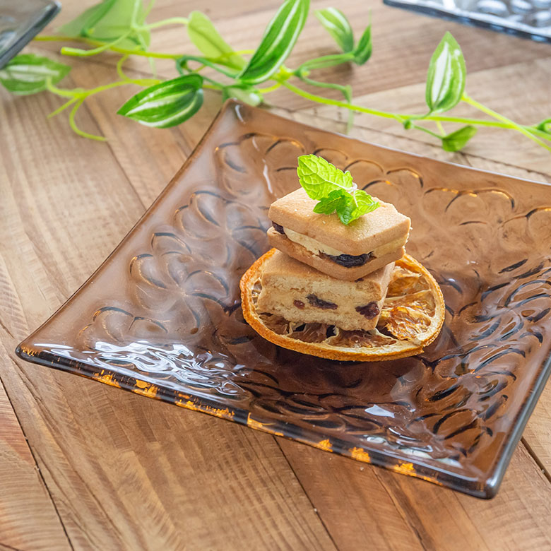 食べ物が美味しく映える色味。