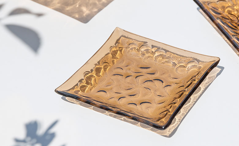 ハンドメイド。ガラスプレート。プルメリアの花柄。