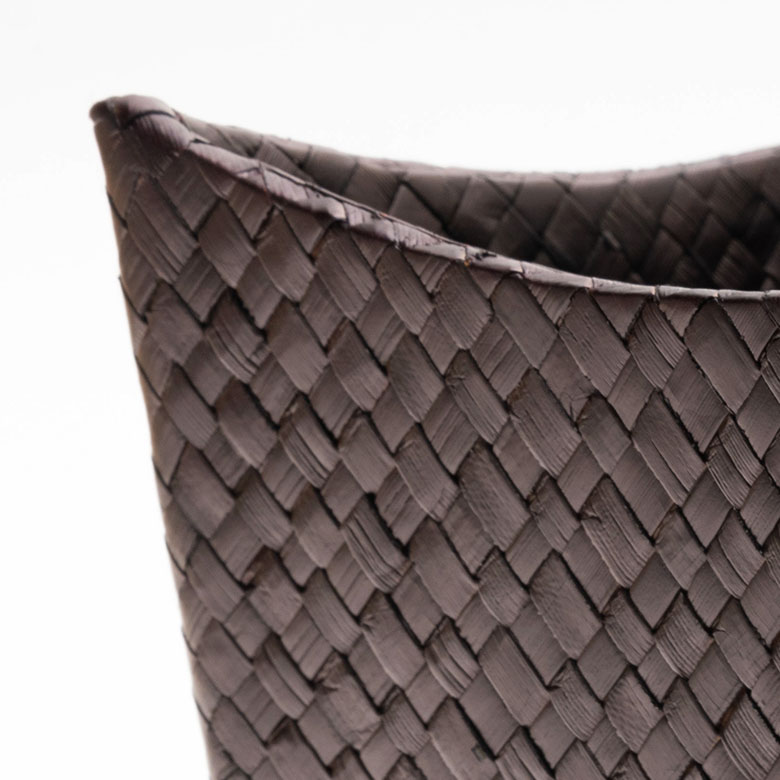 太いラタンと細いラタンの編み目が美しく、縁の部分まで丁寧にしっかりと編み込まれています。