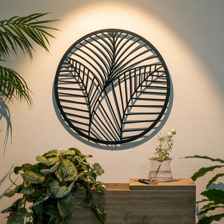 照明を使った見せ方も。