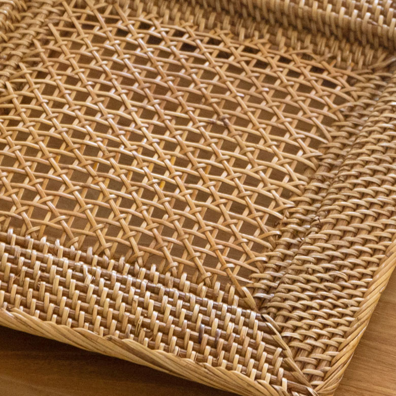 レイヤードが楽しめる透かし編みデザイン