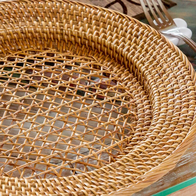 レイヤードが楽しめる透かし編みデザイン