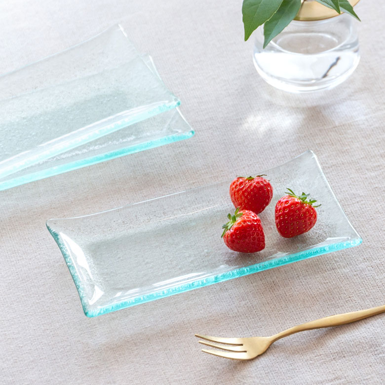 裏面に細かい凹凸をデザインし、まるでシュワっと炭酸の泡をまとったようなユニークな質感