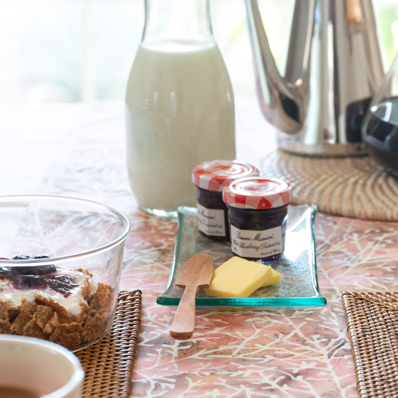 バターやジャムなど、ちょっとしたものを置くのに便利