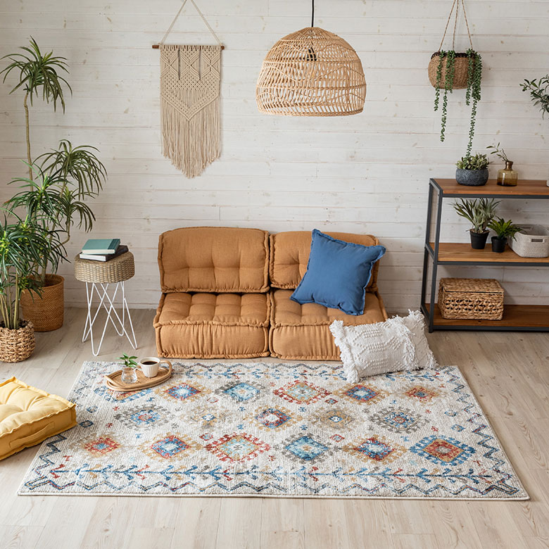 カラフルな幾何学模様が異国感漂うラグ