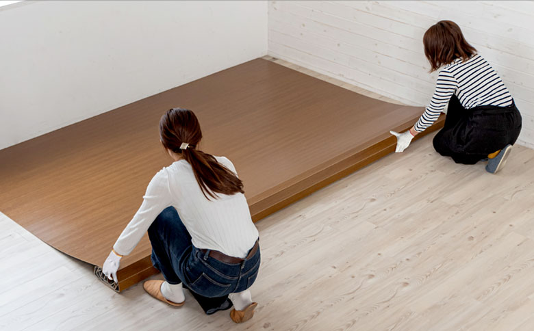 特別な道具は不要、敷くだけで床を簡単リフォーム