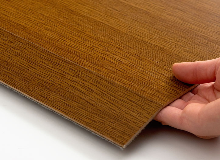 天然木のような凹凸、本物のフローリングそっくりな質感