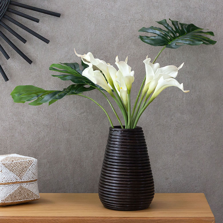 見ているだけで楽しく、可憐なリゾートインテリアに欠かせない南国の草花たち。