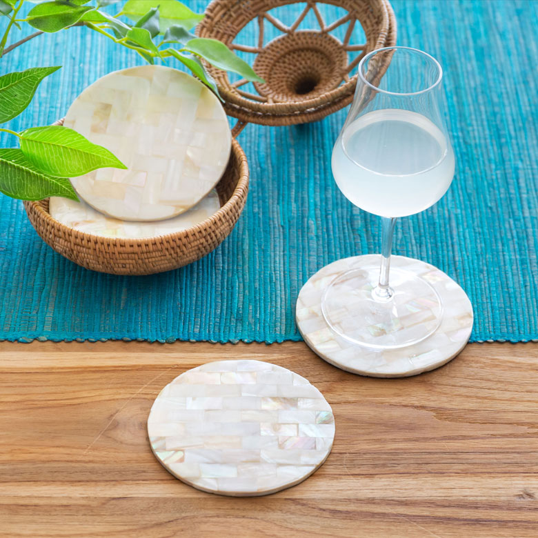 シンプルさの中にも存在感を放つコースター