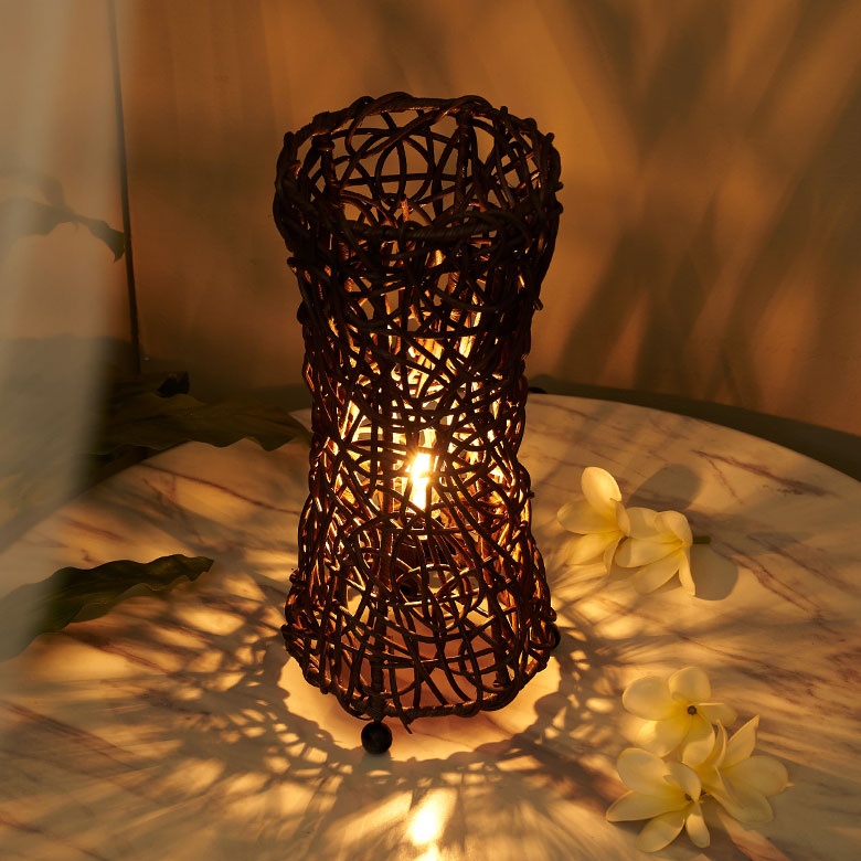 ラタン編みアワーグラスランプ