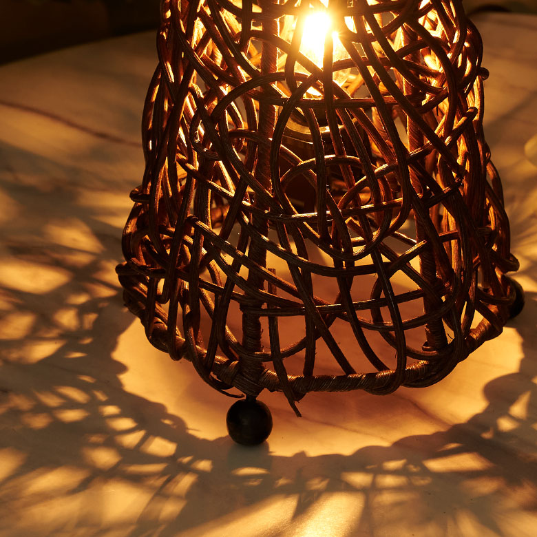 レースのような光と影