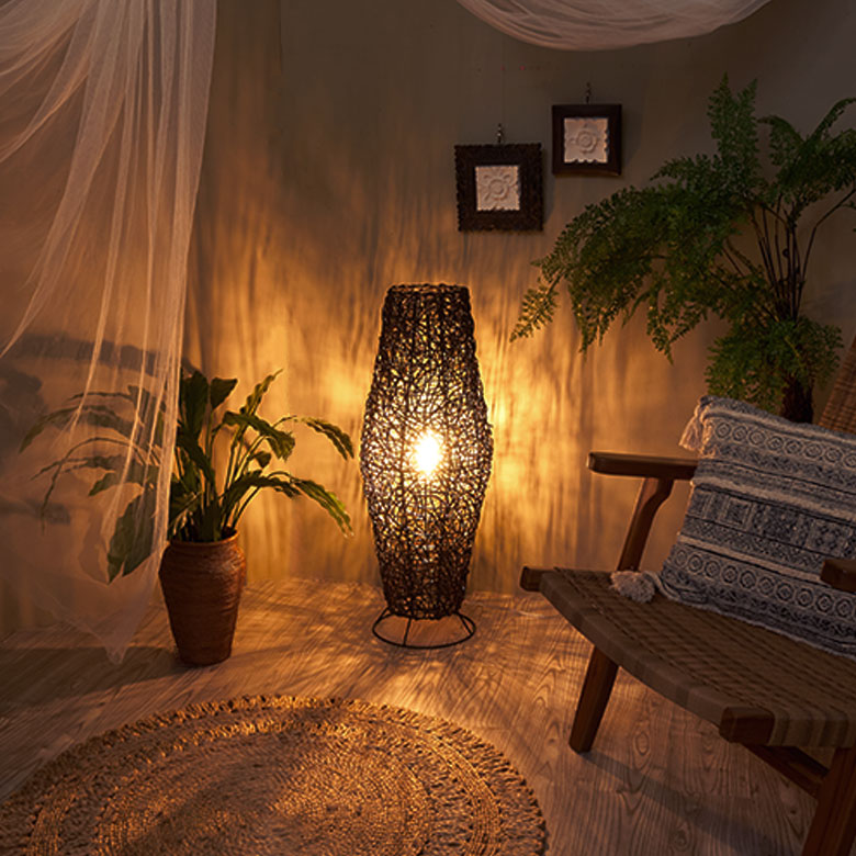 幻想的な光が溢れるコクーンランプ