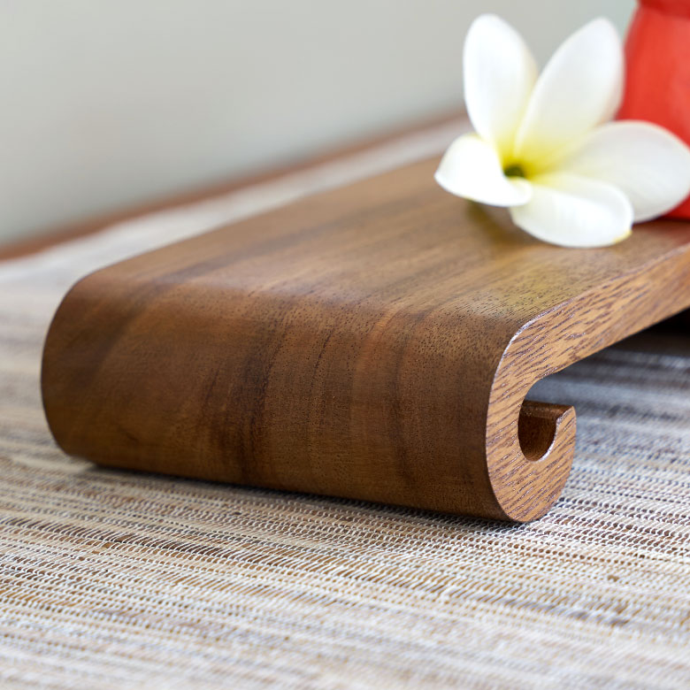 うずまき状の足が目を引くデザイン