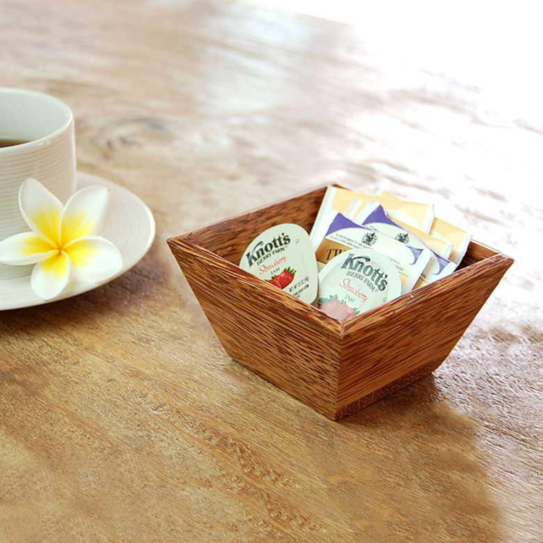 天然のココナッツウッドの木目がきれいに出ていて、ナチュラルな優しい雰囲気があります。