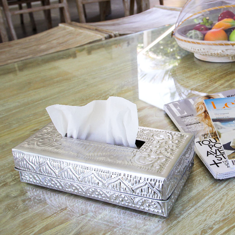 光の反射により、浮き上がった模様がキラキラと輝きとっても華やか。