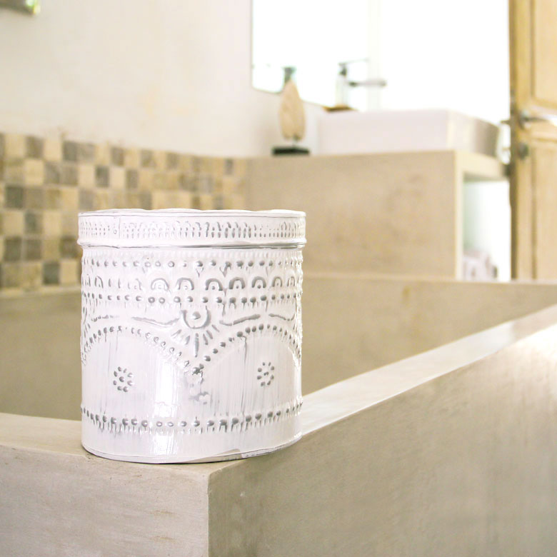 アジアンな模様が全面に施された、アルミのトイレットペーパーケース。