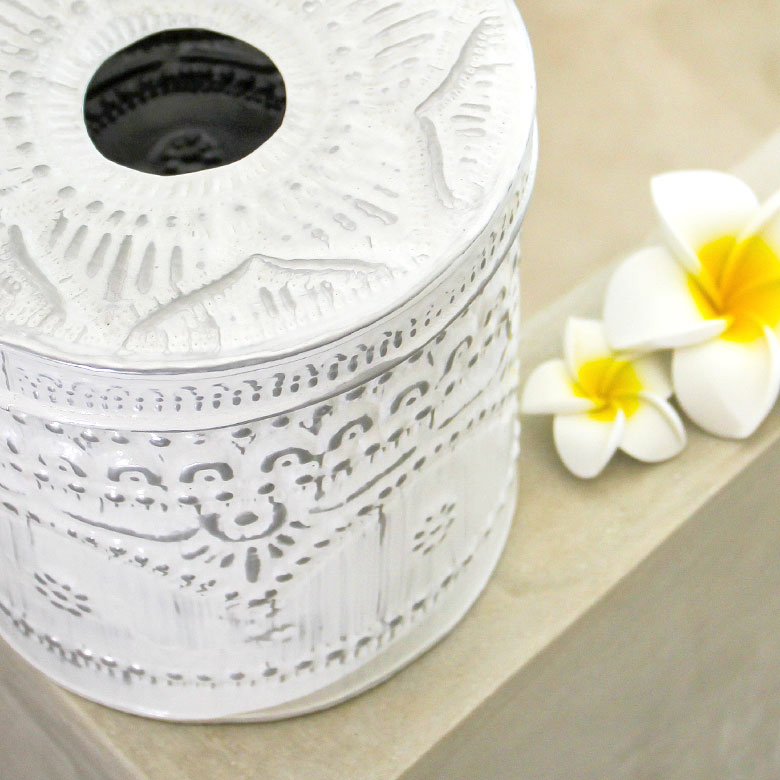 凹凸のあるアジアン模様が全面に施されています。こなれ感のあるホワイトウォッシュがリゾート感たっぷり。