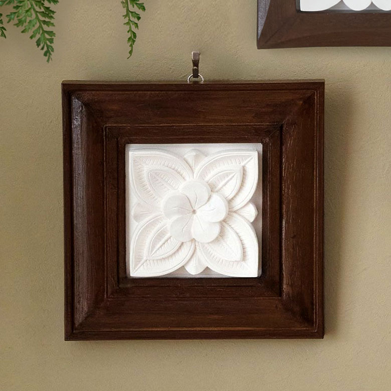 木製フレームのストーンレリーフ