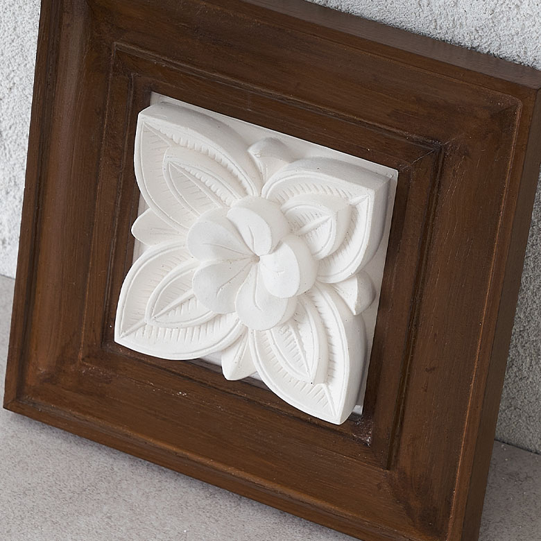 レリーフのフレームは木製