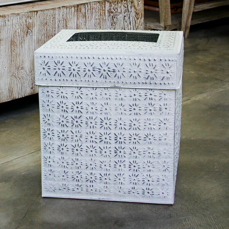 ホワイトのダストボックス