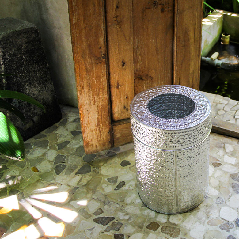 アジアンな模様が全面に施された、アルミのダストボックス。